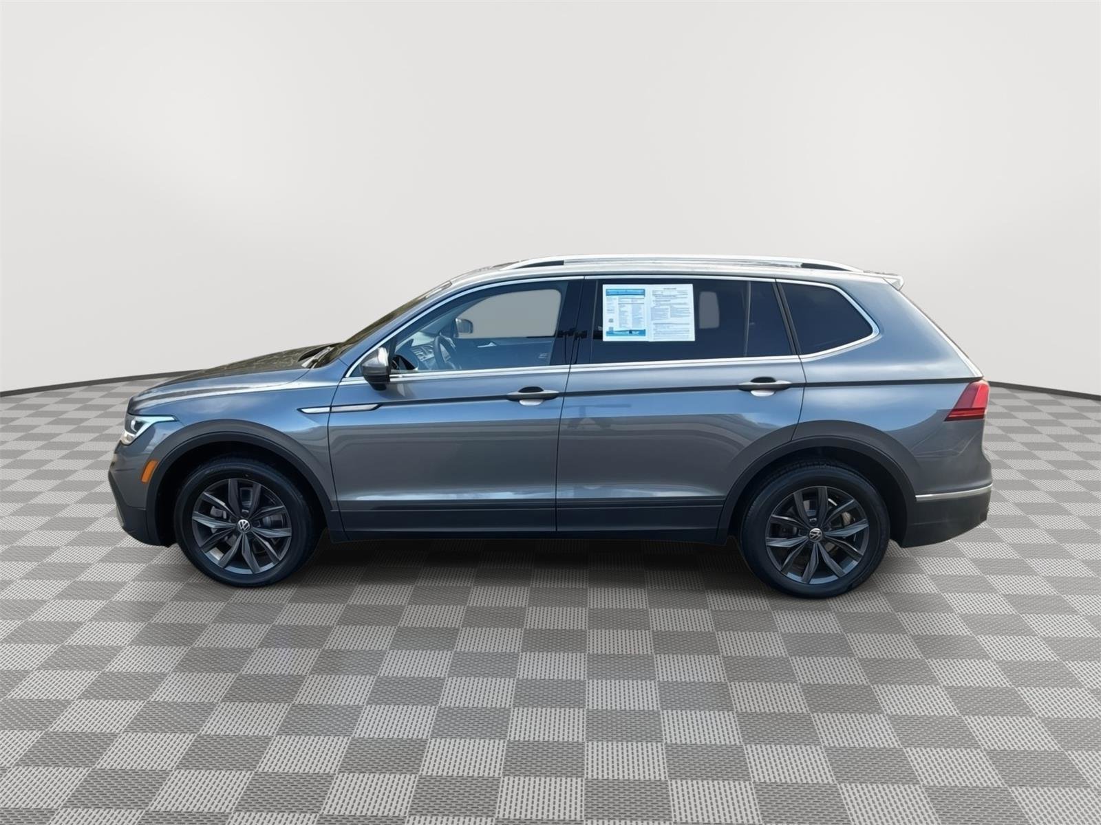 Used 2023 Volkswagen Tiguan SE w/ Panoramic Sunroof Package AWD/4WD image 8
