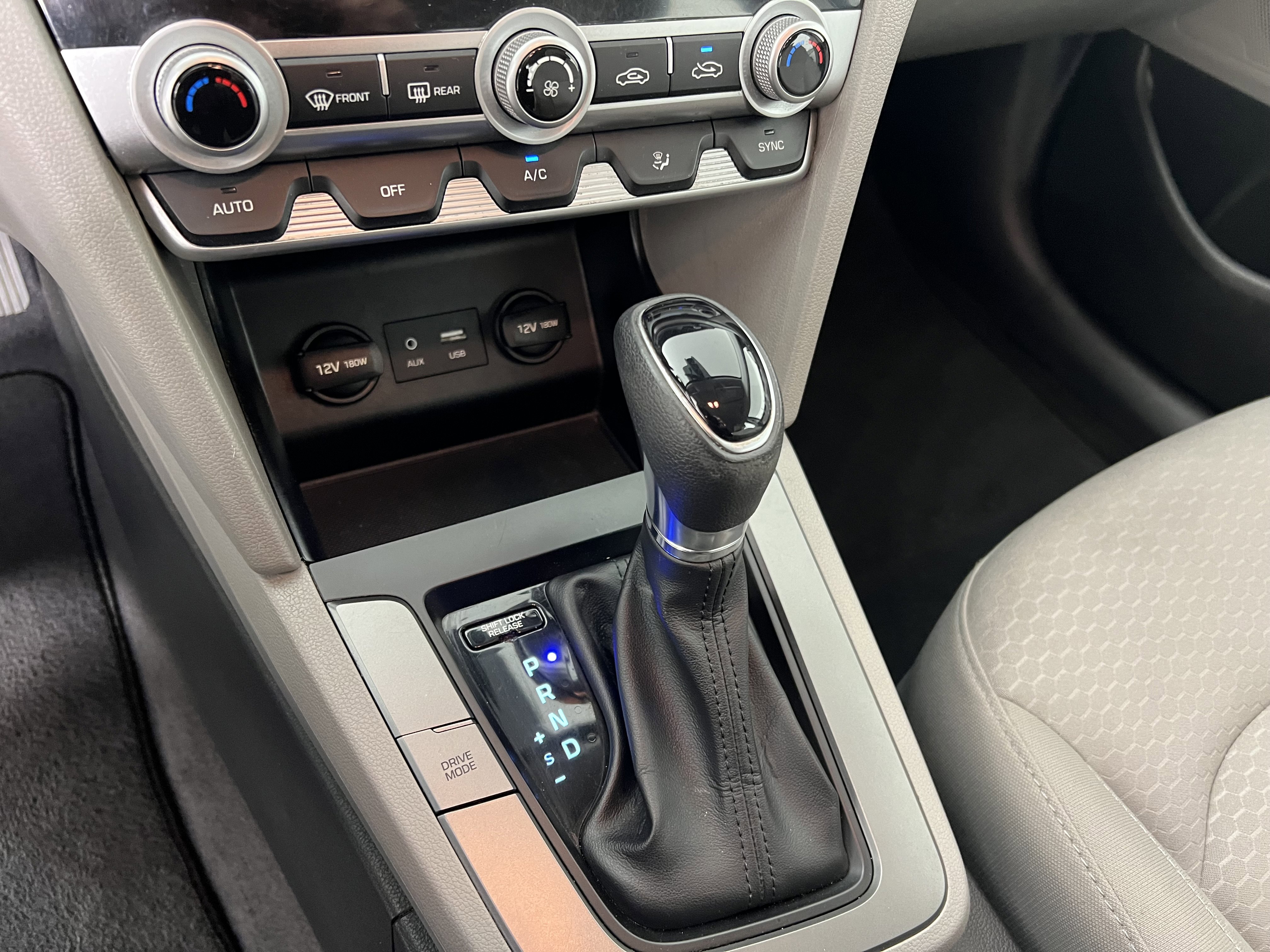 Used 2020 Hyundai Elantra SE FWD image 31