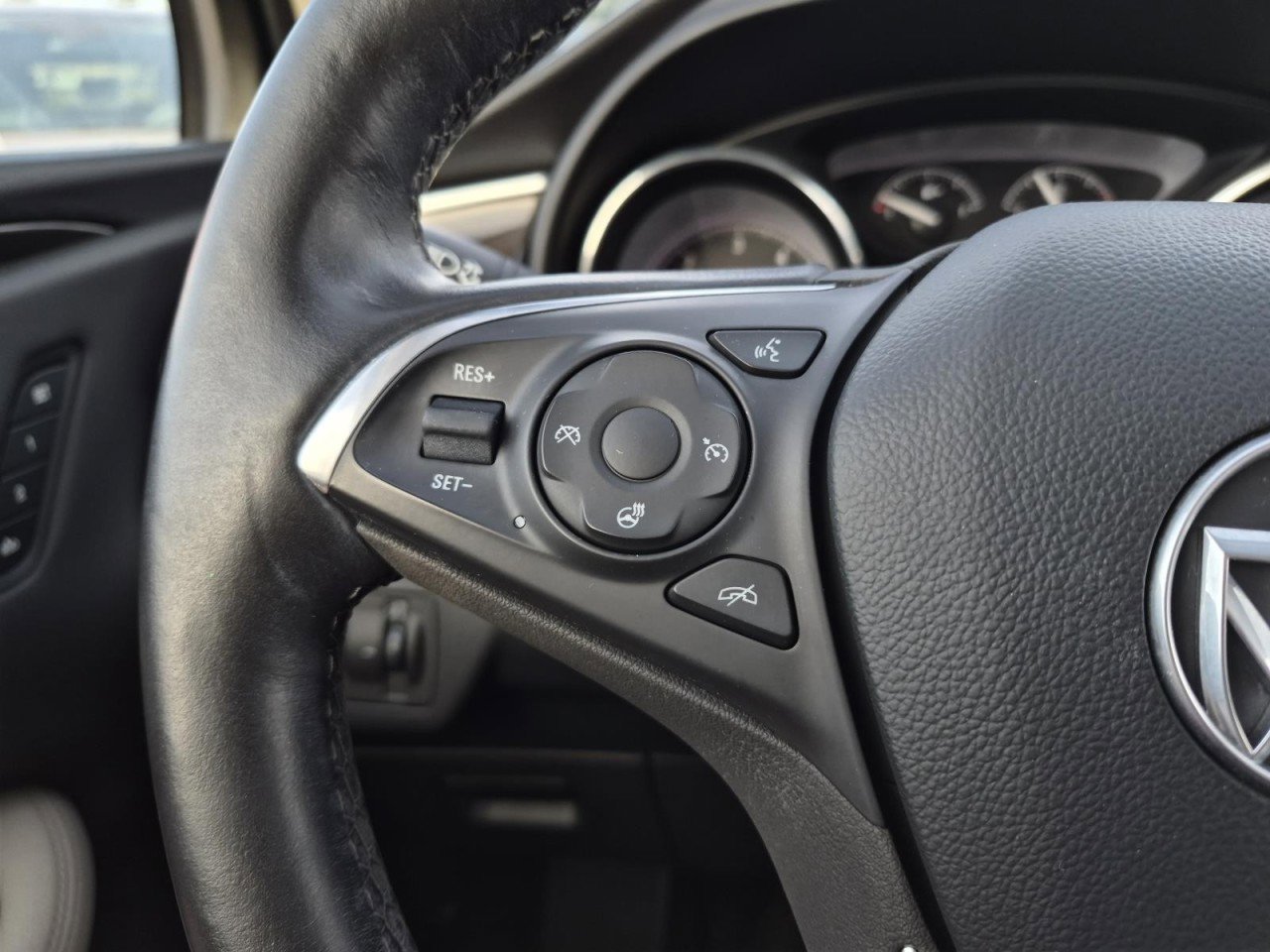 Used 2019 Buick Envision Essence image 19