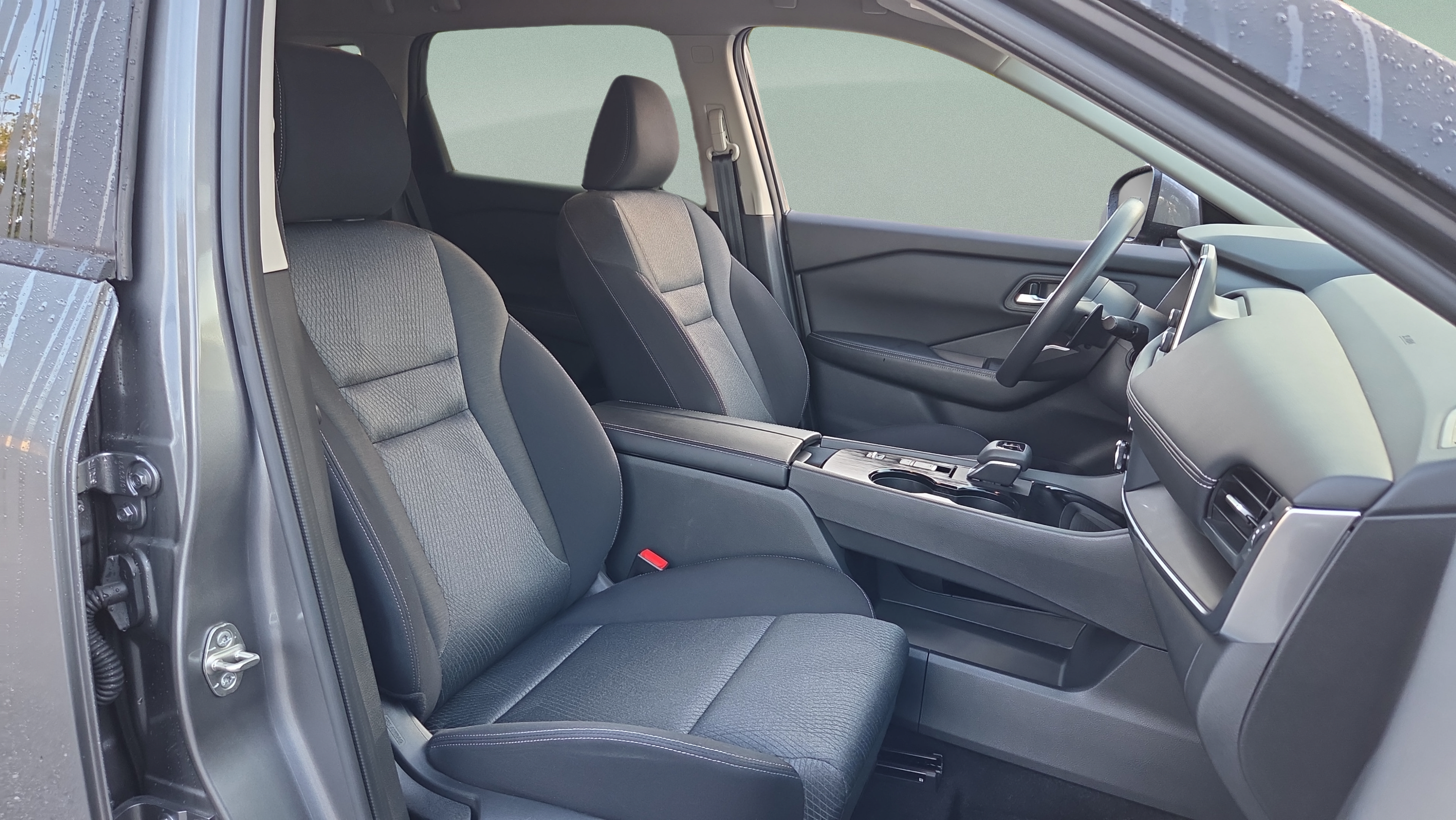 Used 2024 Nissan Rogue SV FWD image 15