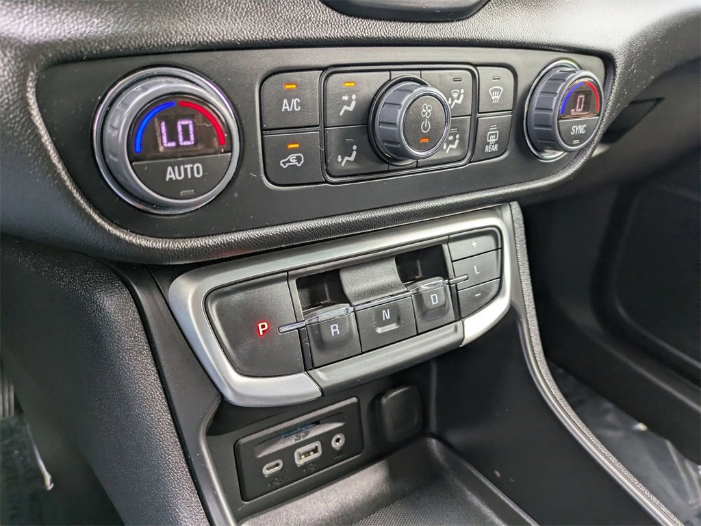 Used 2024 GMC Terrain SLT image 20