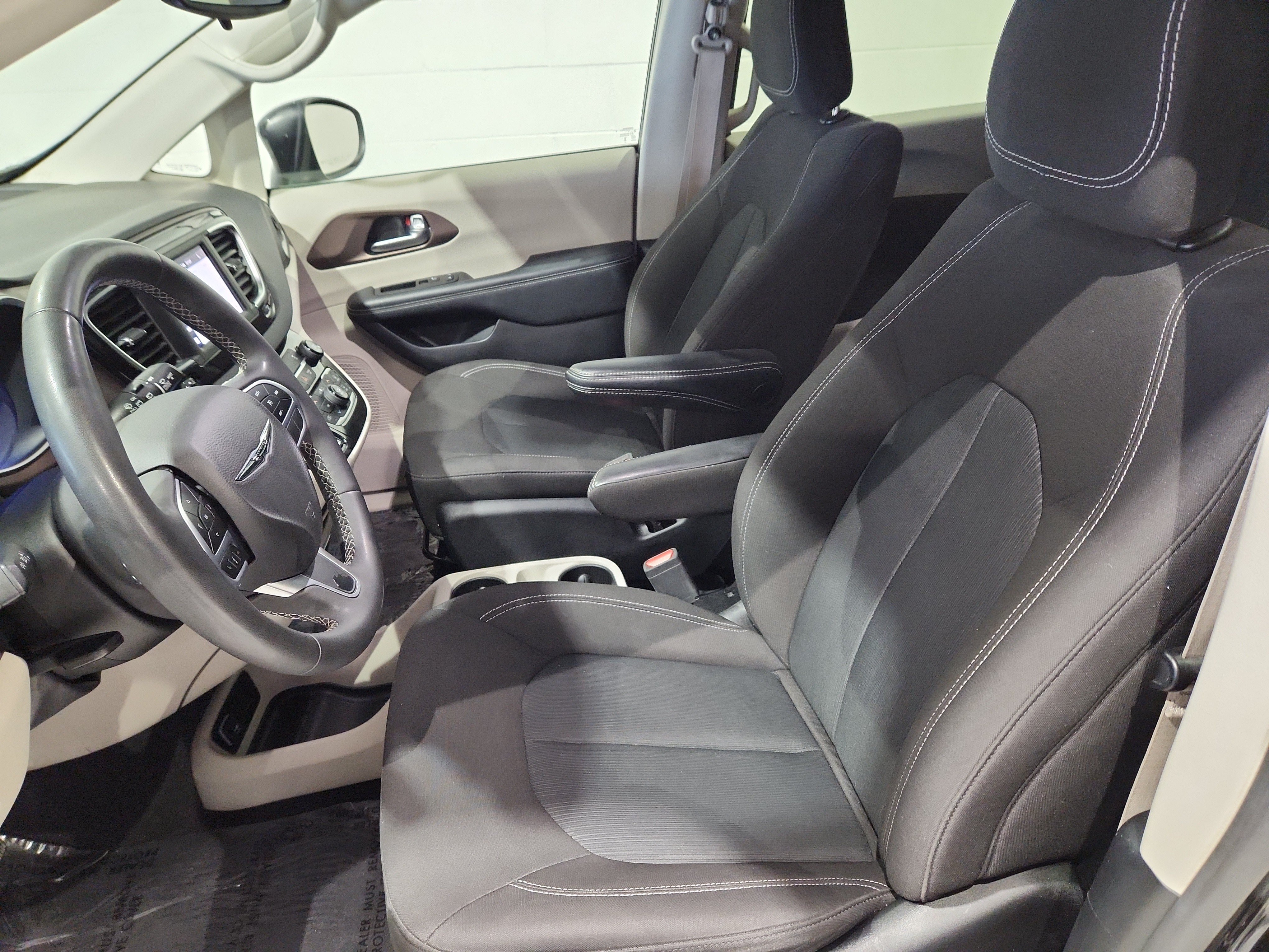 Used 2023 Chrysler Voyager LX FWD image 14