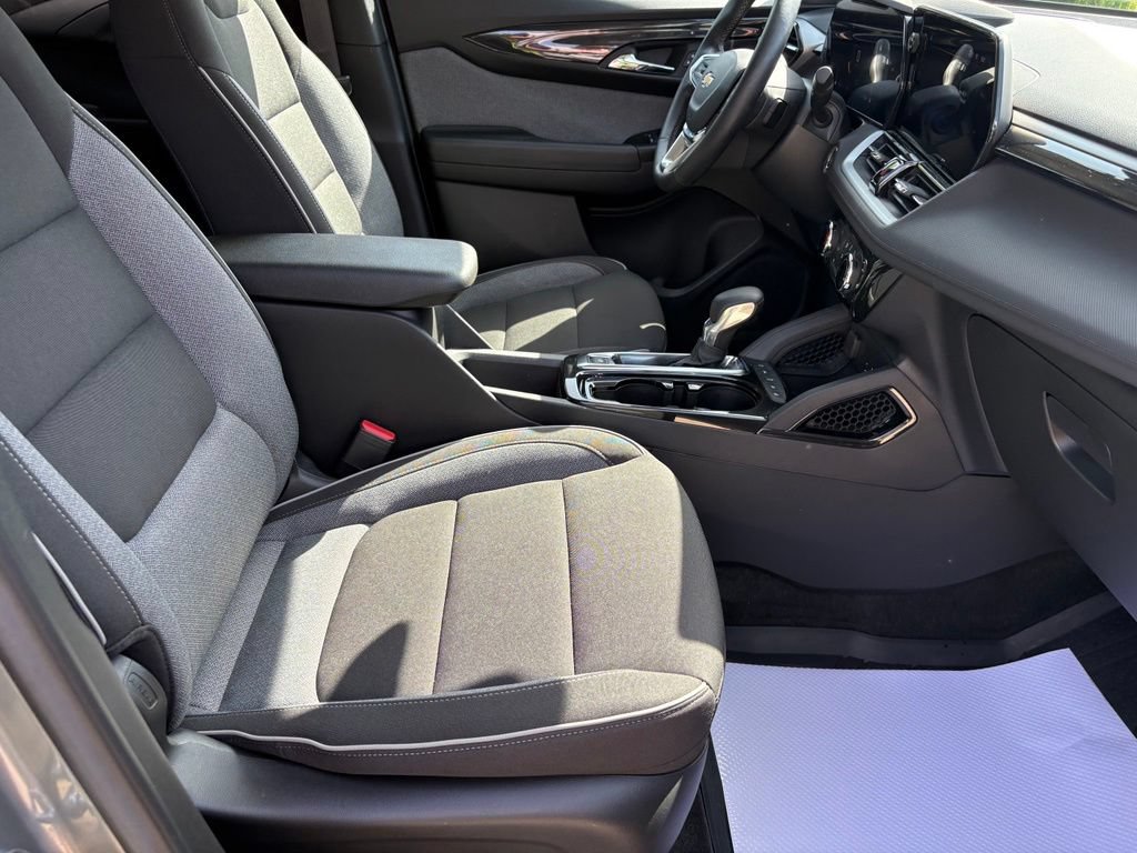 Used 2024 Chevrolet TrailBlazer LT w/ LT Cold Weather Package FWD image 27