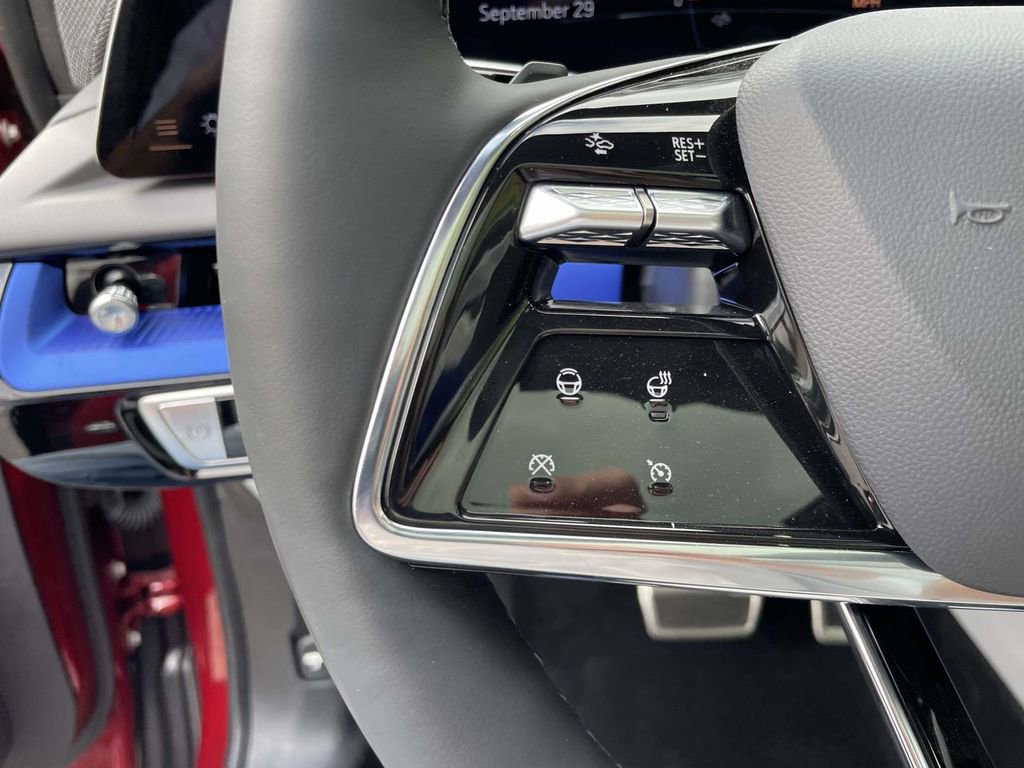 New 2025 Cadillac Optiq Sport 1 w/ LPO, ONYX Package image 23