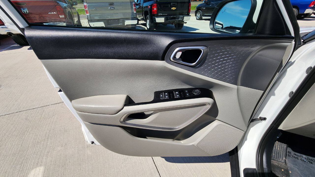 Used 2023 Kia Soul LX w/ LX Technology Package FWD image 11