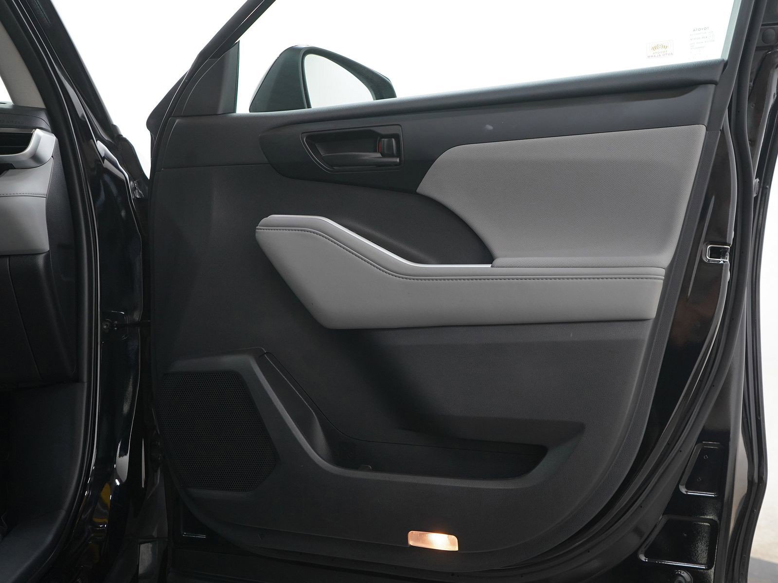 Used 2020 Toyota Highlander LE AWD/4WD image 9