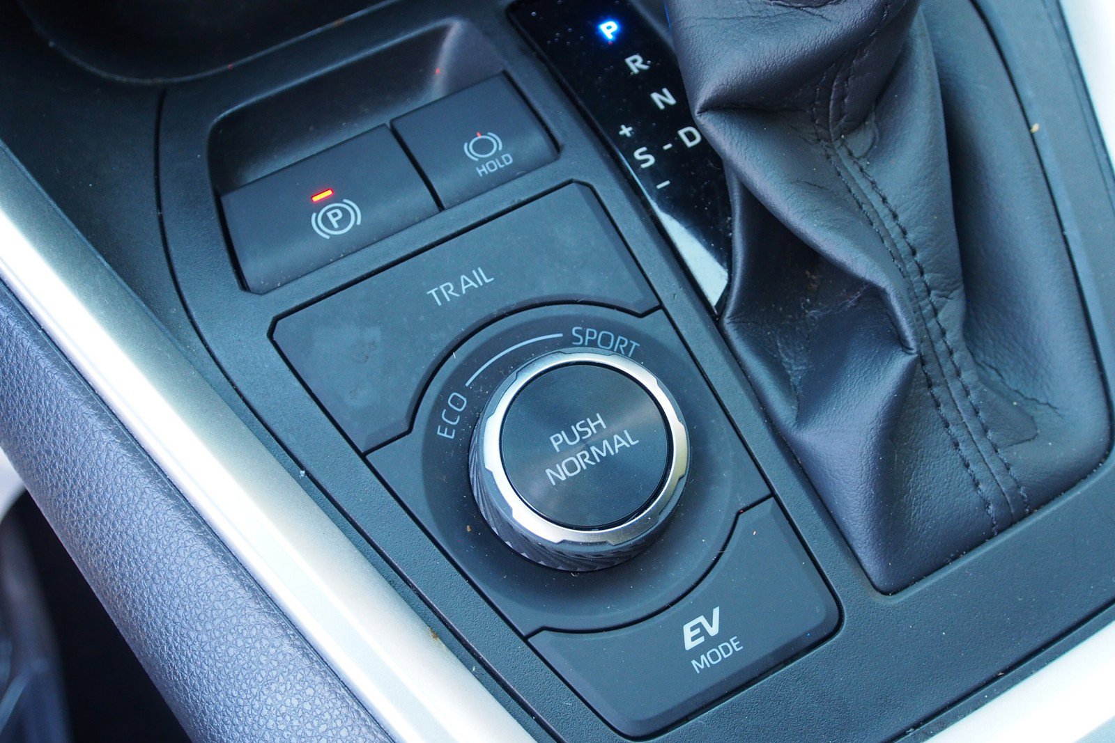 Used 2024 Toyota RAV4 SE image 24