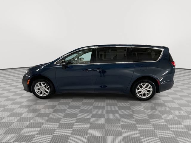 Used 2024 Chrysler Pacifica Touring-L FWD image 6