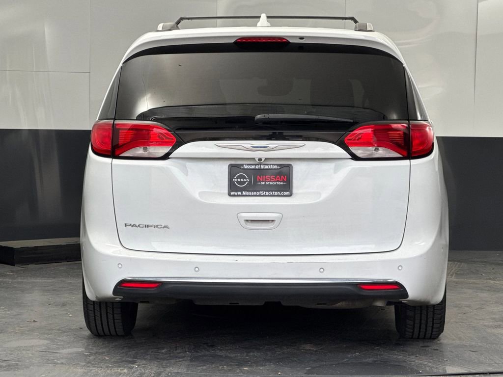 Used 2023 Chrysler Pacifica Touring-L image 4