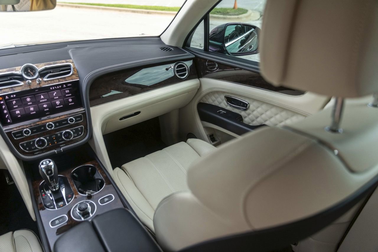Used 2021 Bentley Bentayga AWD/4WD image 48