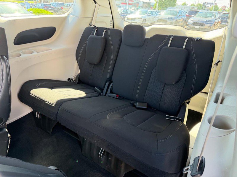 Used 2022 Chrysler Voyager LX FWD image 9