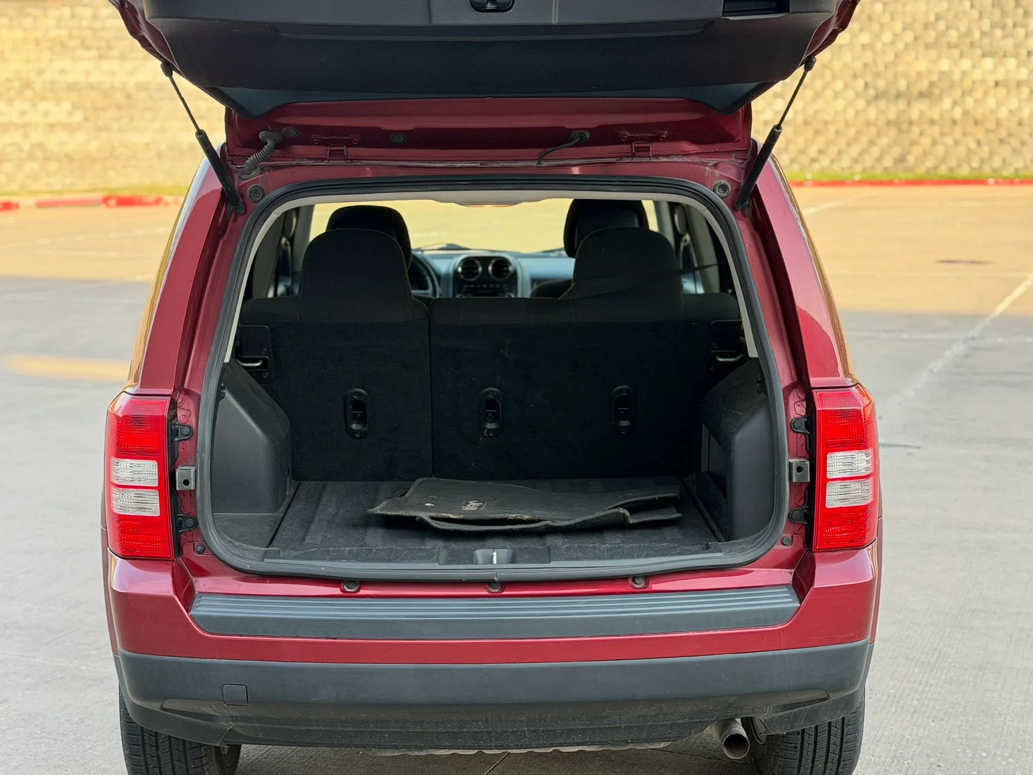 Used 2016 Jeep Patriot Latitude image 10