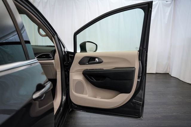 Used 2023 Chrysler Pacifica Touring-L FWD image 17