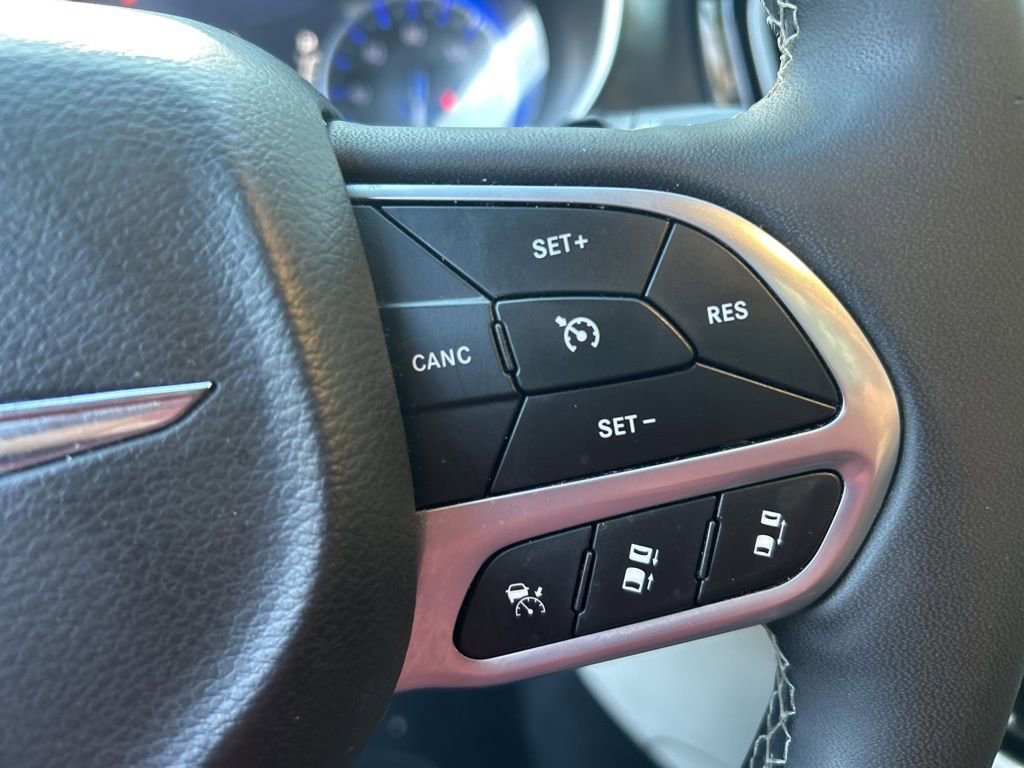 Used 2024 Chrysler Pacifica Touring-L image 16