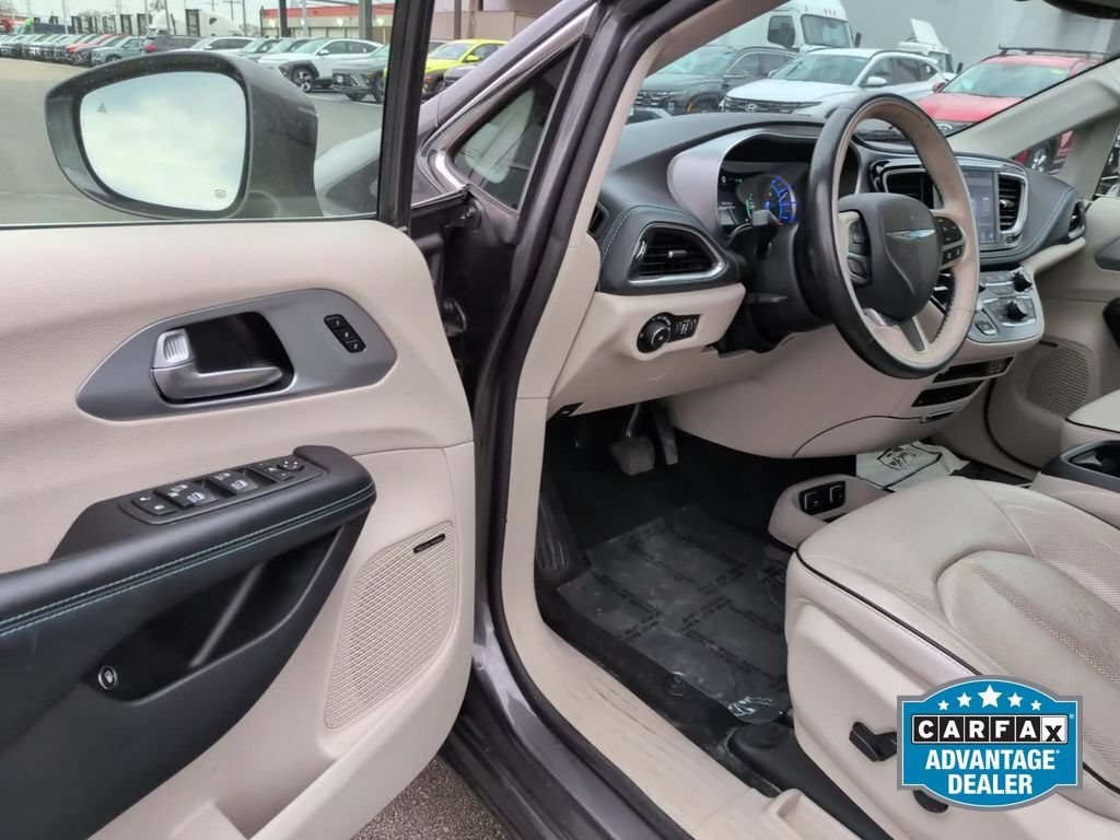 Used 2020 Chrysler Pacifica Limited w/ Advanced Safetytec Group FWD image 11