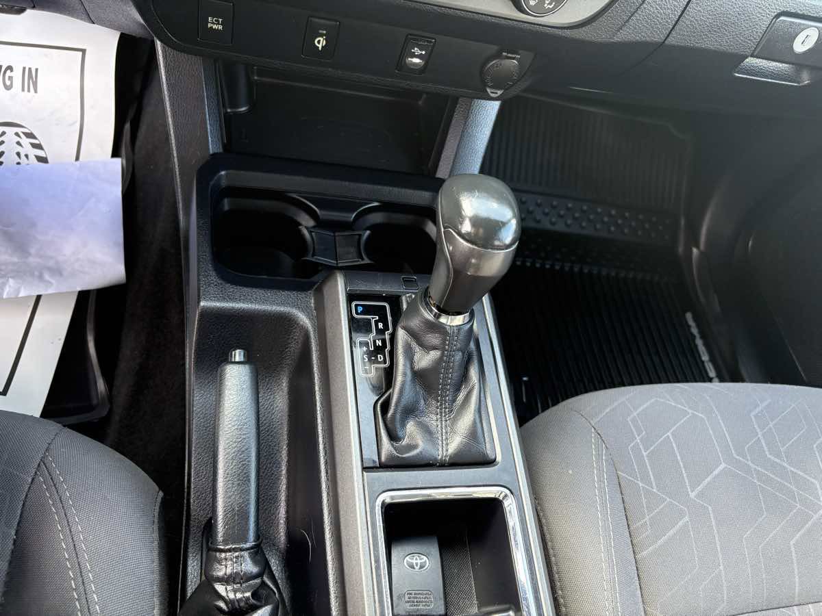 Used 2017 Toyota Tacoma TRD Sport image 31