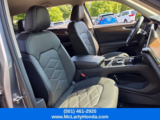 Used 2025 Volkswagen Atlas SE AWD/4WD image 17
