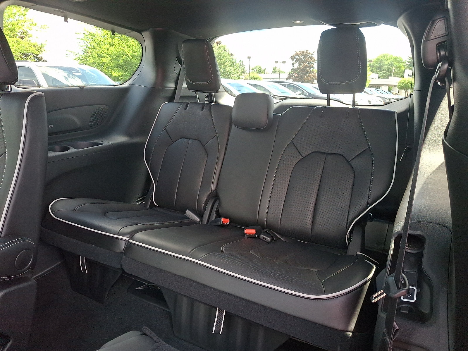 New 2027 Chrysler Pacifica Limited AWD/4WD image 8
