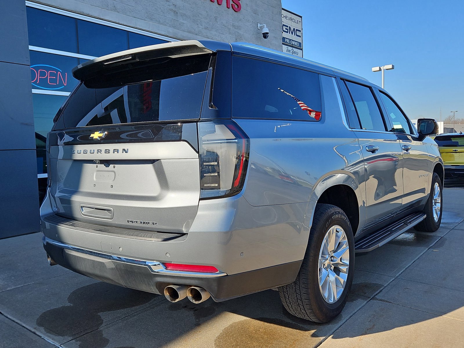 Used 2025 Chevrolet Suburban Premier AWD/4WD image 4
