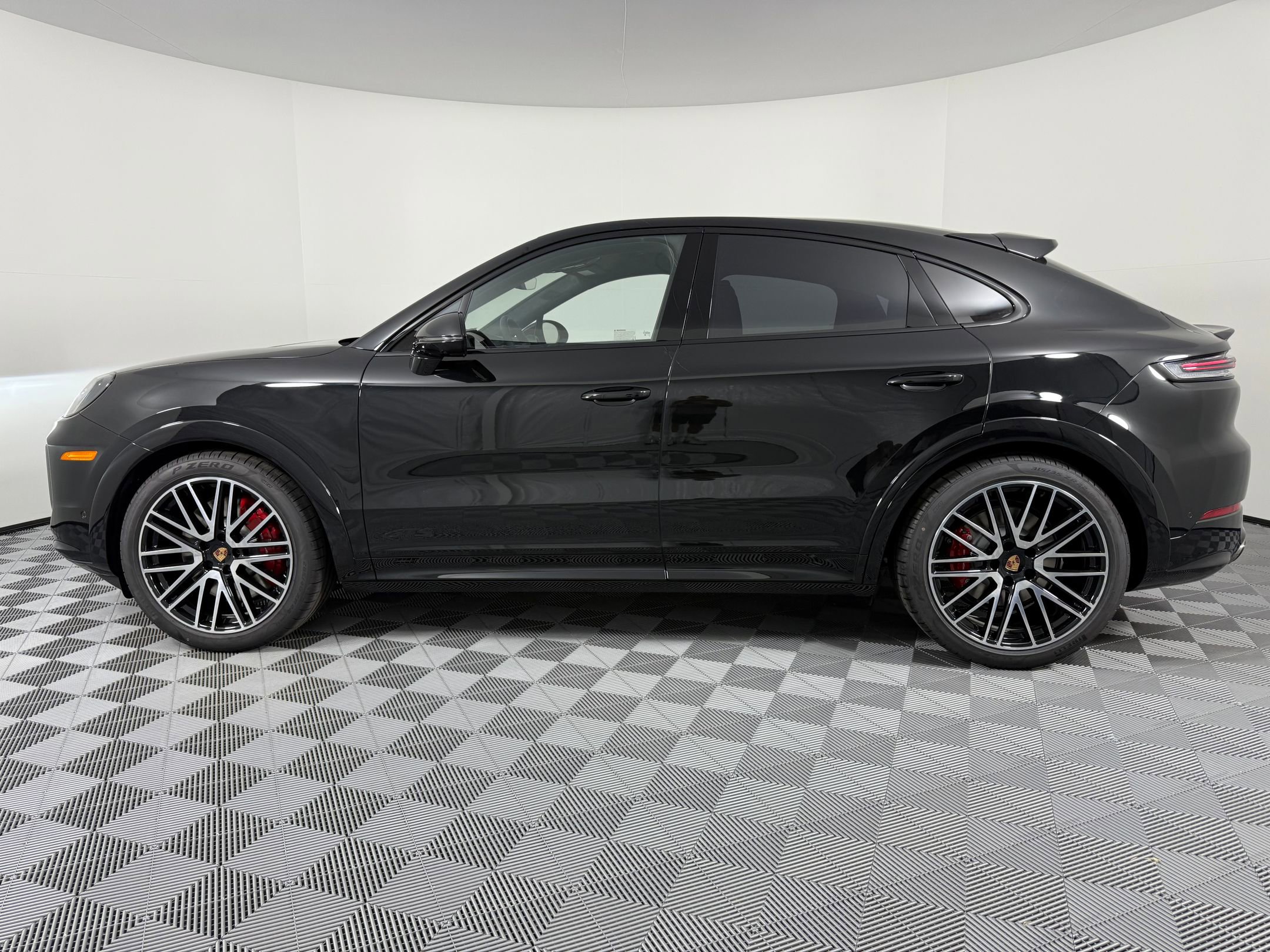 New 2026 Porsche Cayenne GTS image 2