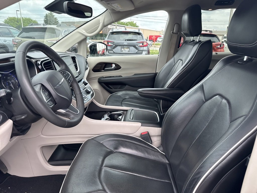 Used 2023 Chrysler Pacifica Limited image 8