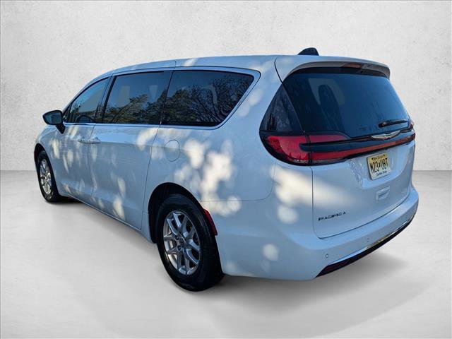 Used 2024 Chrysler Pacifica Touring-L FWD image 7