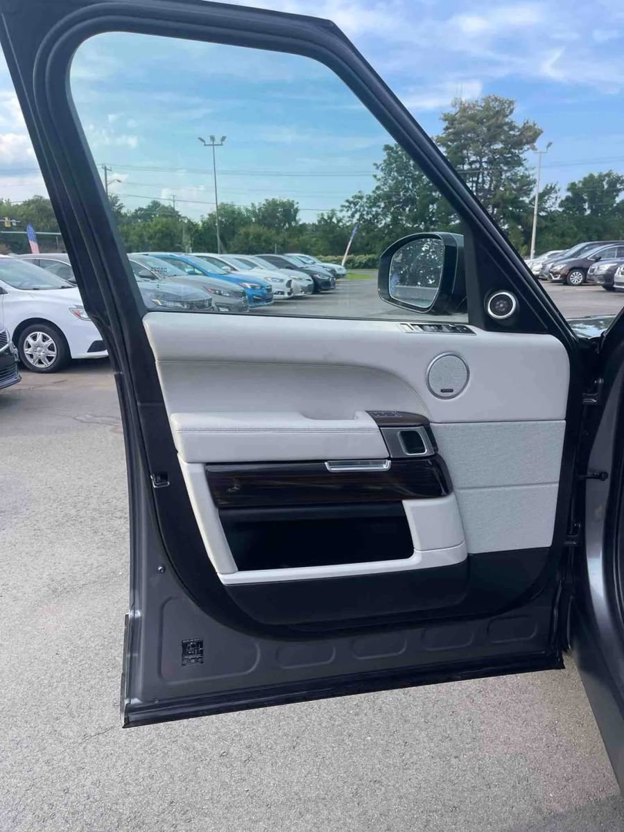 Used 2016 Land Rover Range Rover HSE image 9