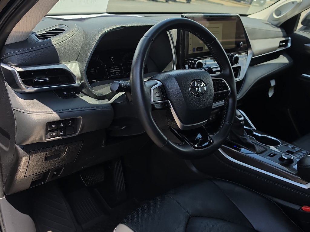 Certified 2024 Toyota Highlander Platinum AWD/4WD image 17