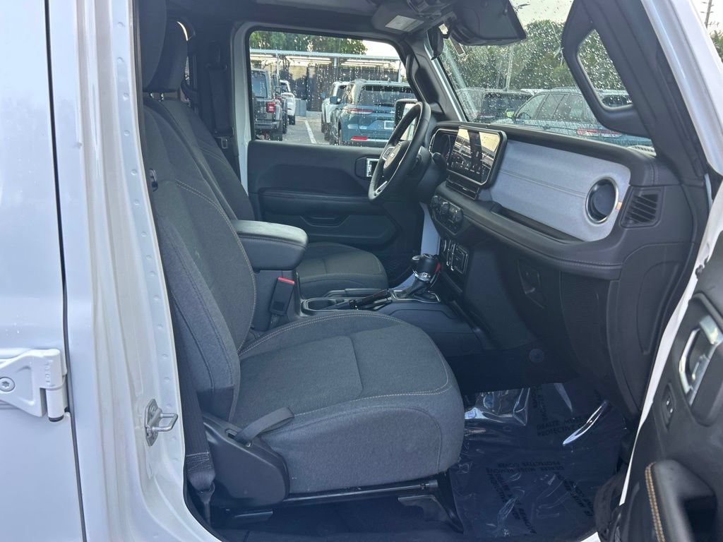 Used 2025 Jeep Wrangler Unlimited Sahara AWD/4WD image 25
