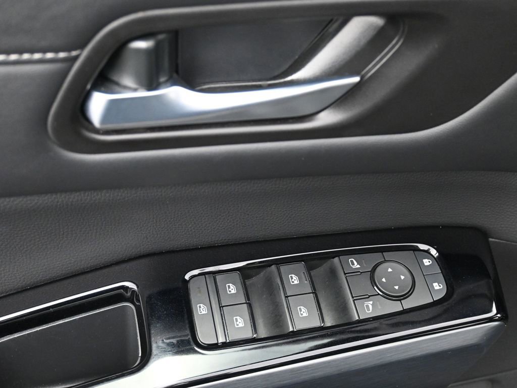 Used 2025 Nissan Pathfinder SL image 11