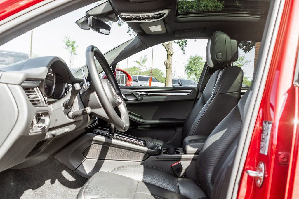 Used 2023 Porsche Macan AWD/4WD image 28
