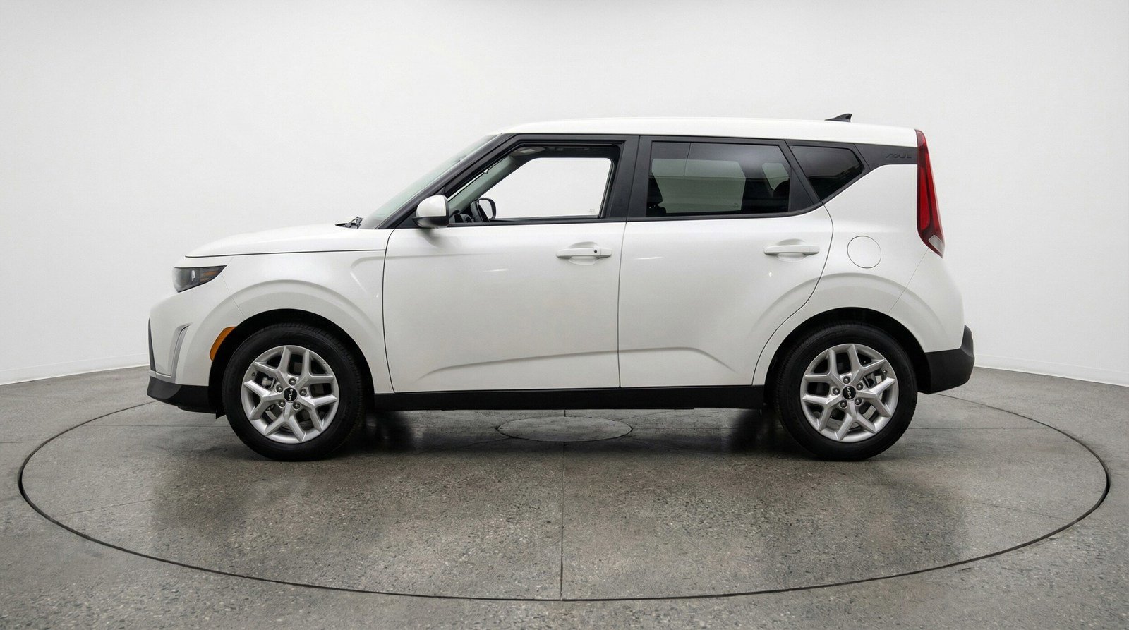 Used 2025 Kia Soul LX w/ LX Technology Package FWD image 4