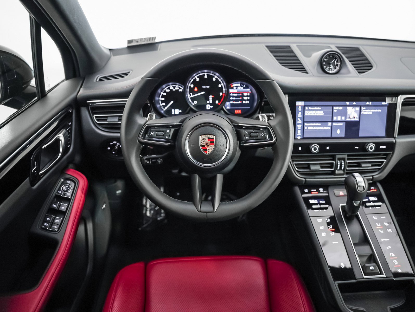 Certified 2025 Porsche Macan image 16