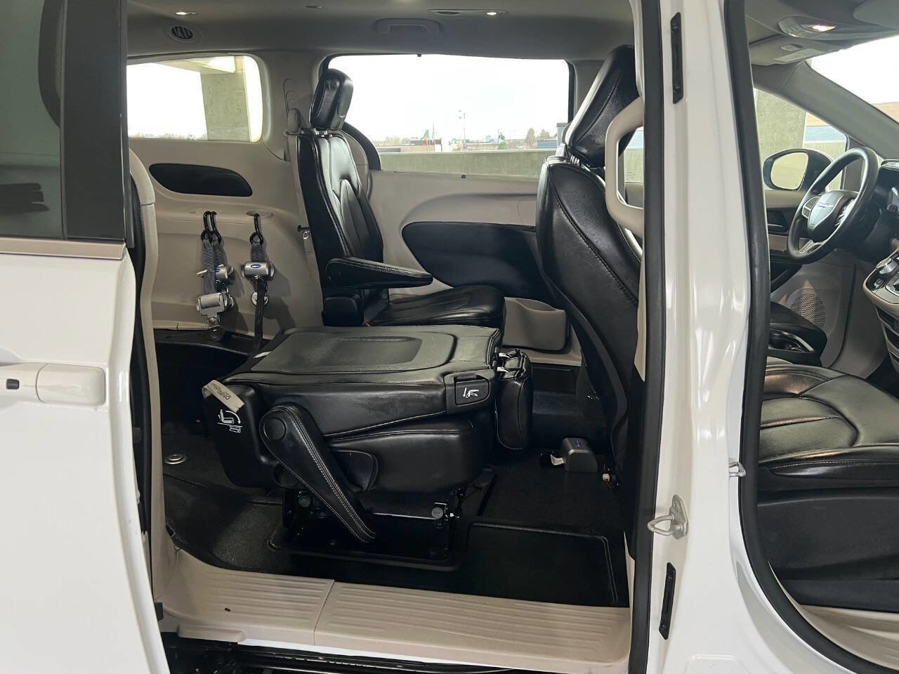 Used 2021 Chrysler Voyager Lxi image 14