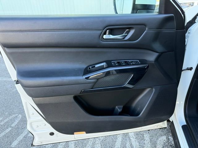 Used 2022 Nissan Pathfinder SV image 16