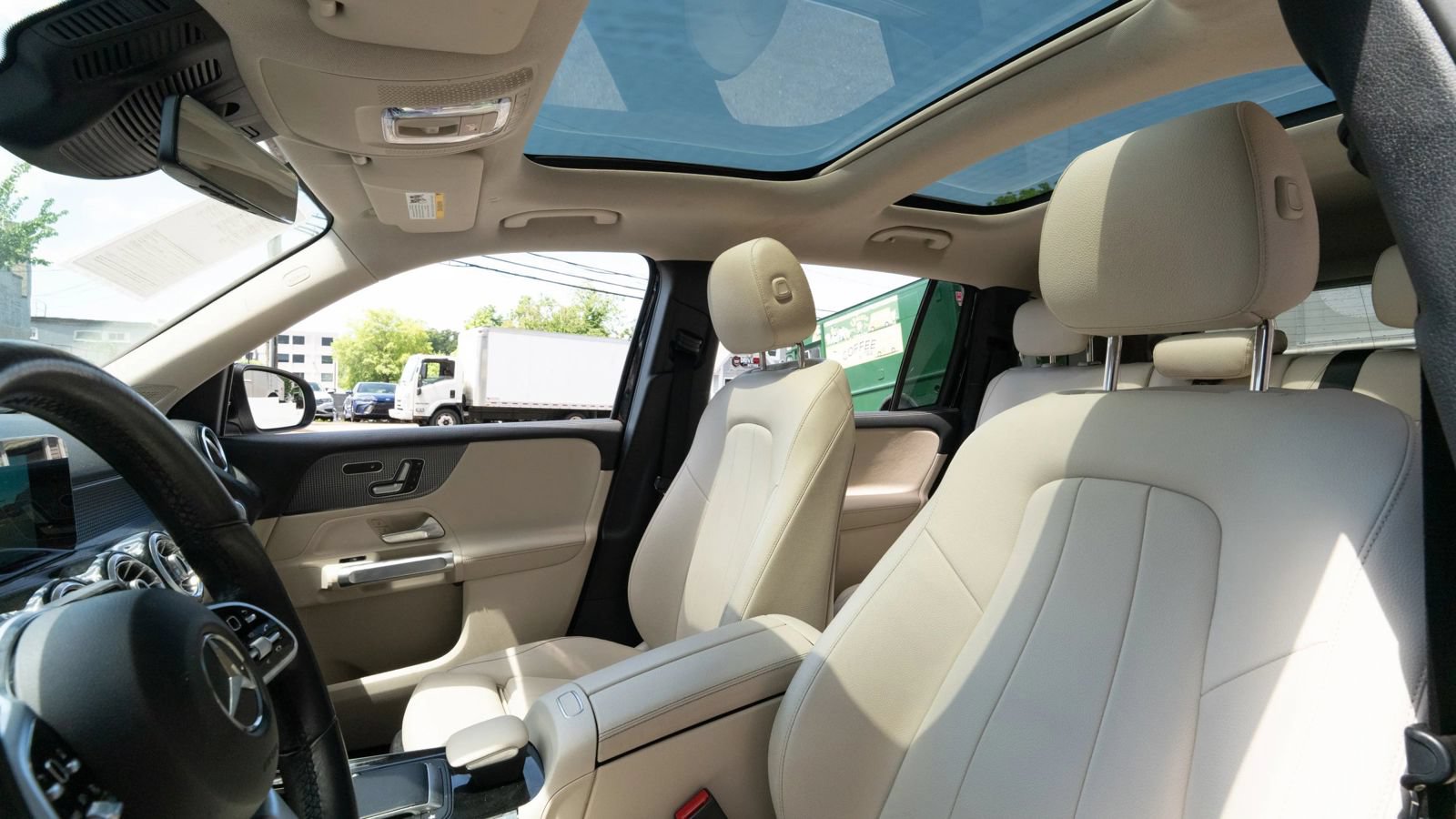 Used 2021 Mercedes-Benz GLB 250 4MATIC w/ Premium Package image 28