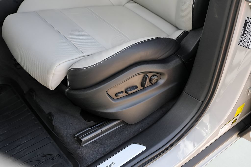 Used 2025 Porsche Cayenne E-Hybrid Coupe AWD/4WD image 11