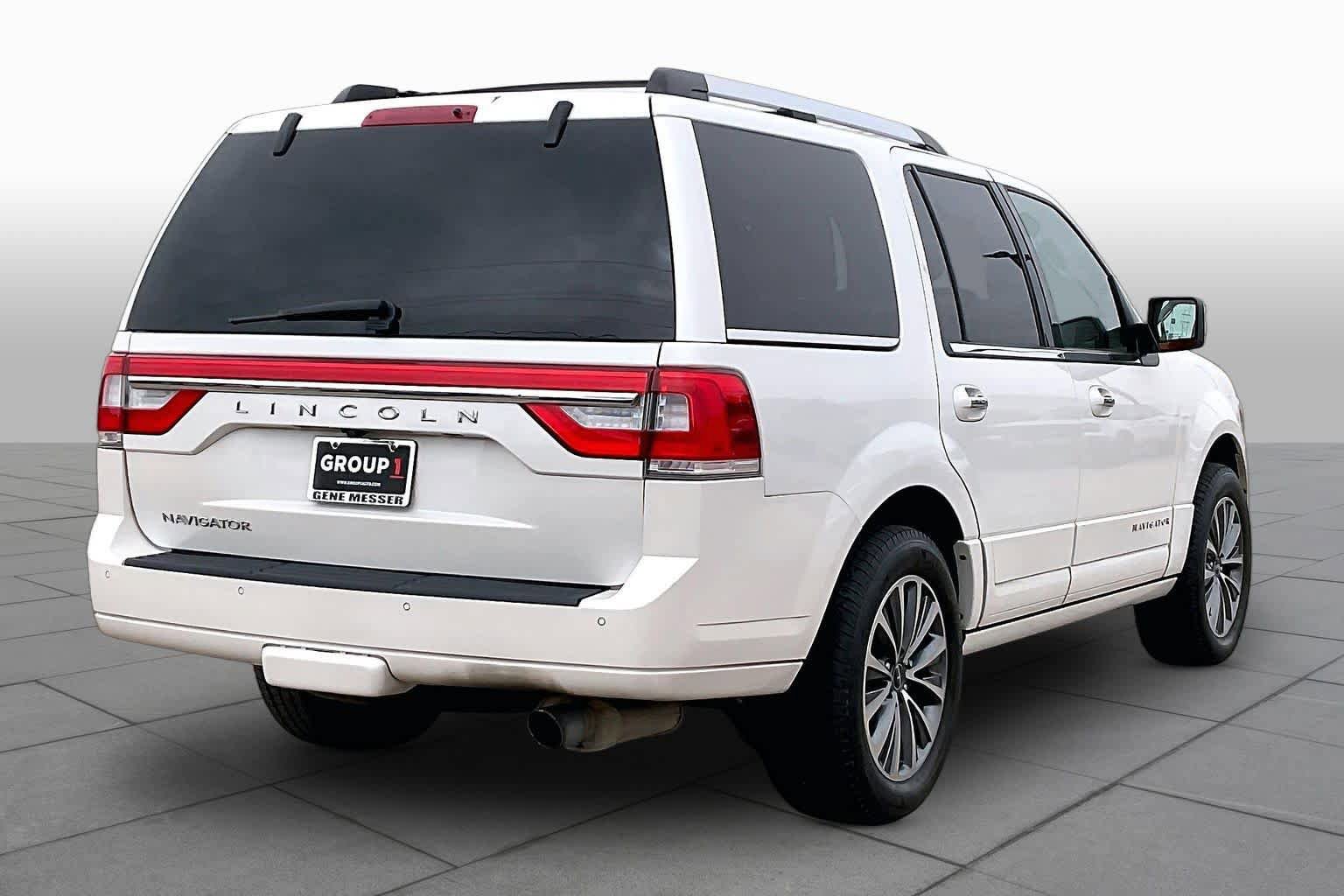 Used 2017 Lincoln Navigator Select AWD/4WD image 13