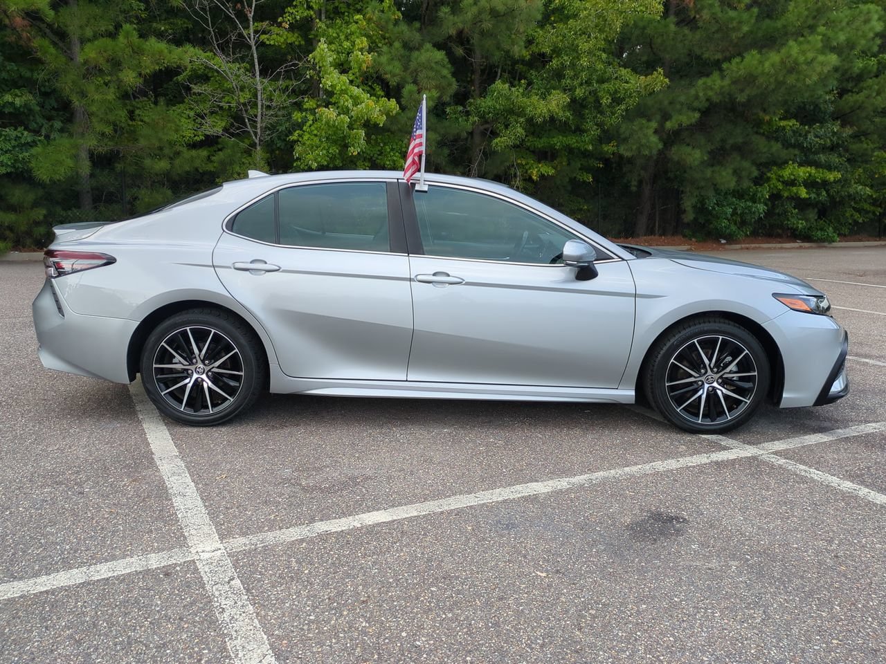 Used 2024 Toyota Camry SE FWD image 3