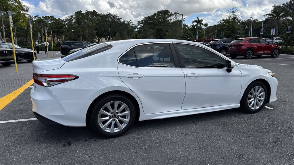 Used 2018 Toyota Camry LE image 5