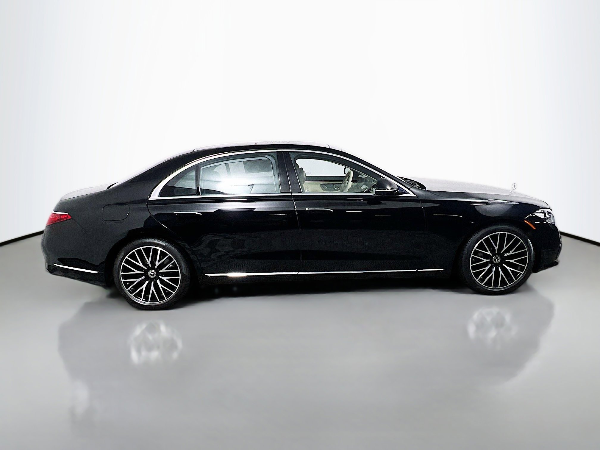 Used 2023 Mercedes-Benz S 500 4MATIC image 3