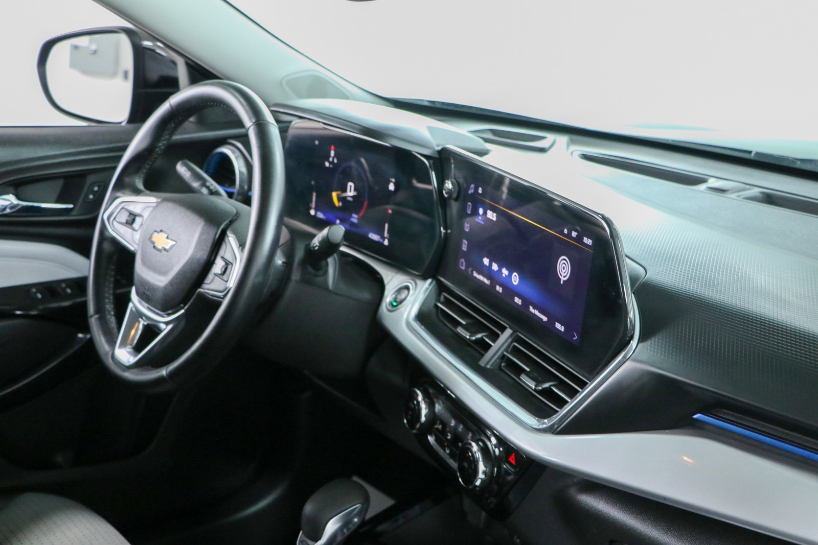 Used 2025 Chevrolet Trax LT w/ LT Convenience Package FWD image 25