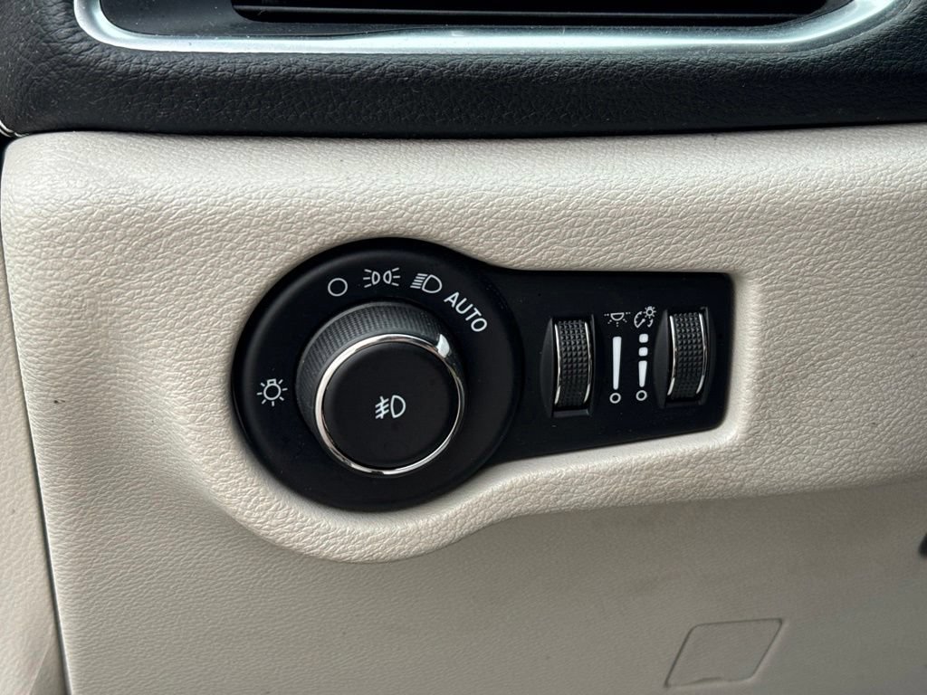 Used 2022 Chrysler Pacifica Limited FWD image 16