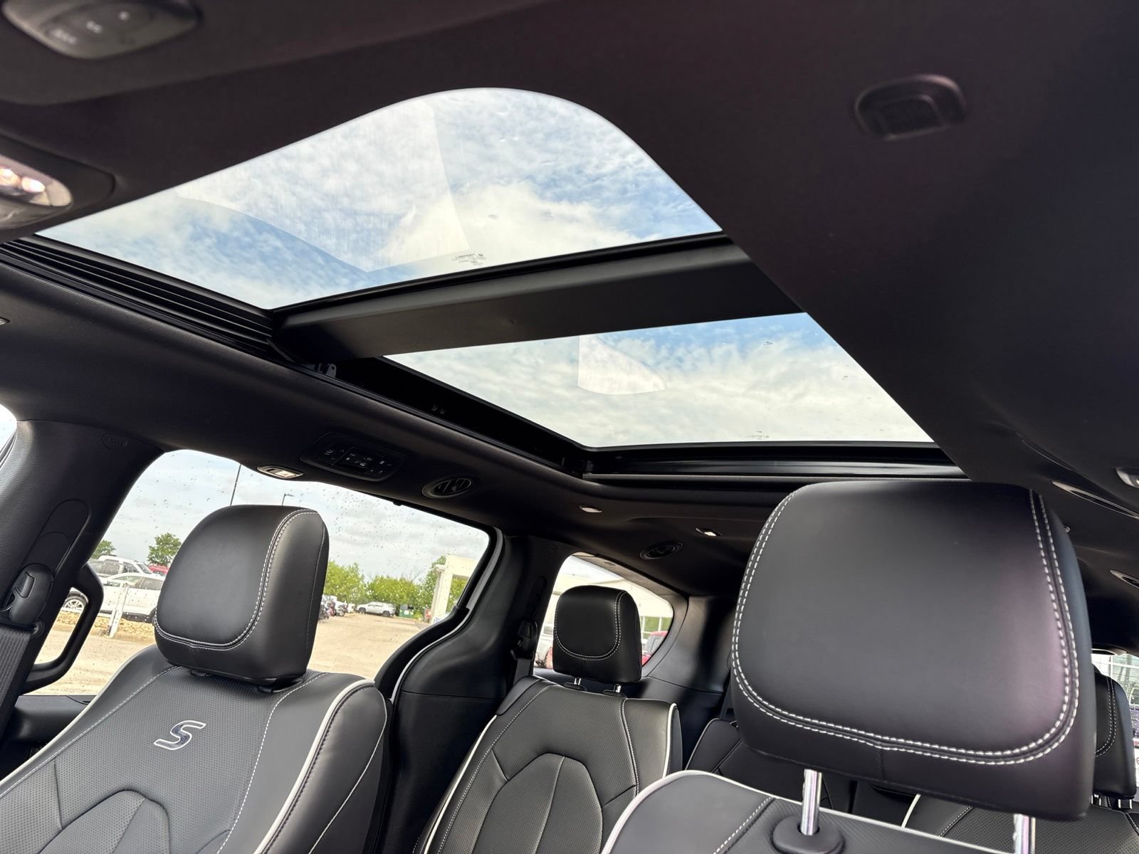 New 2027 Chrysler Pacifica Limited FWD image 10