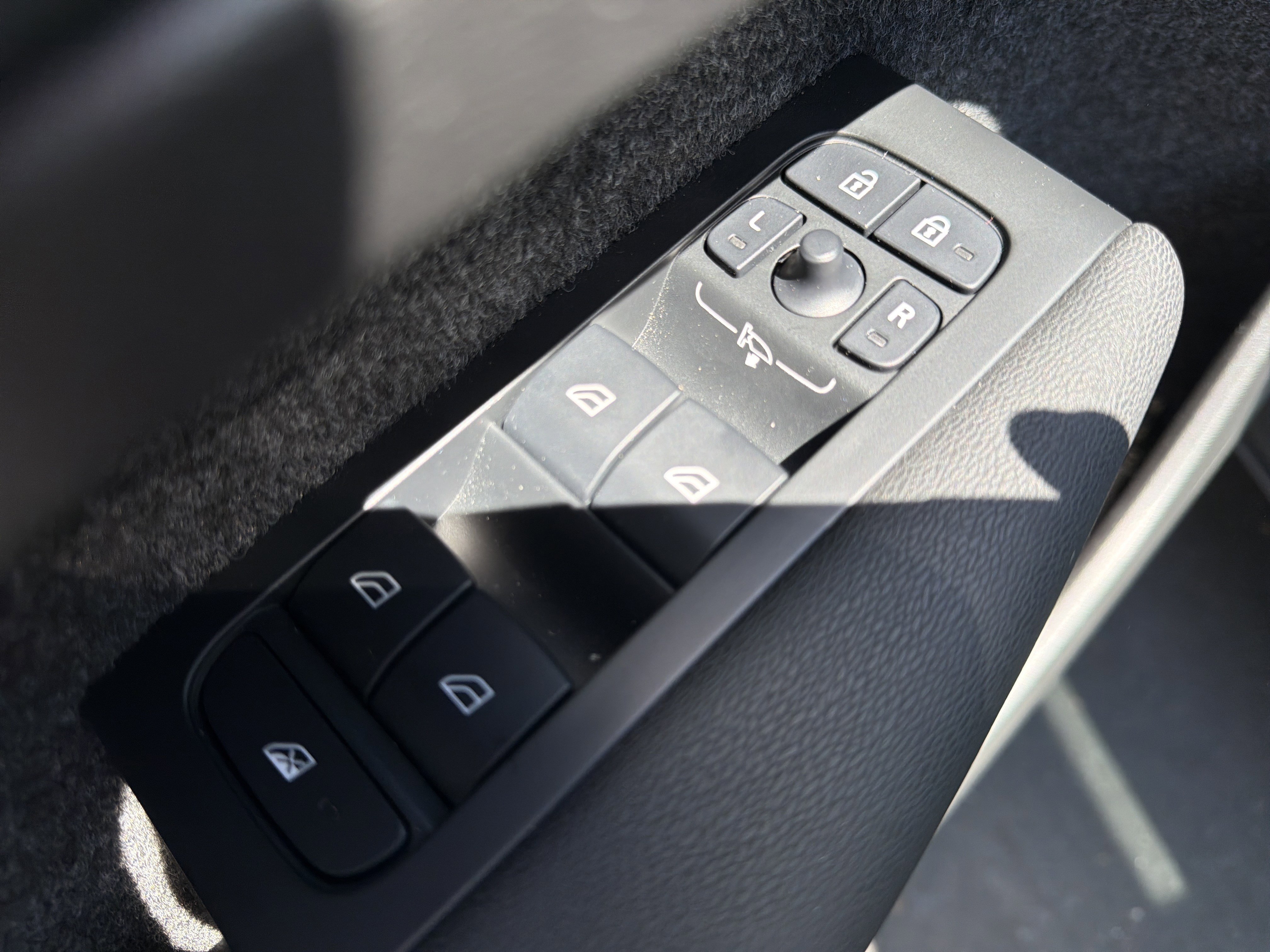 Certified 2025 Volvo XC40 B5 Core image 15