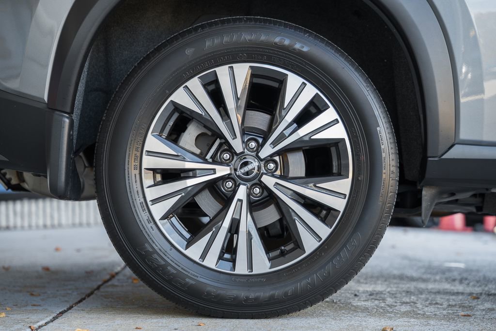 Used 2023 Nissan Rogue SV image 16