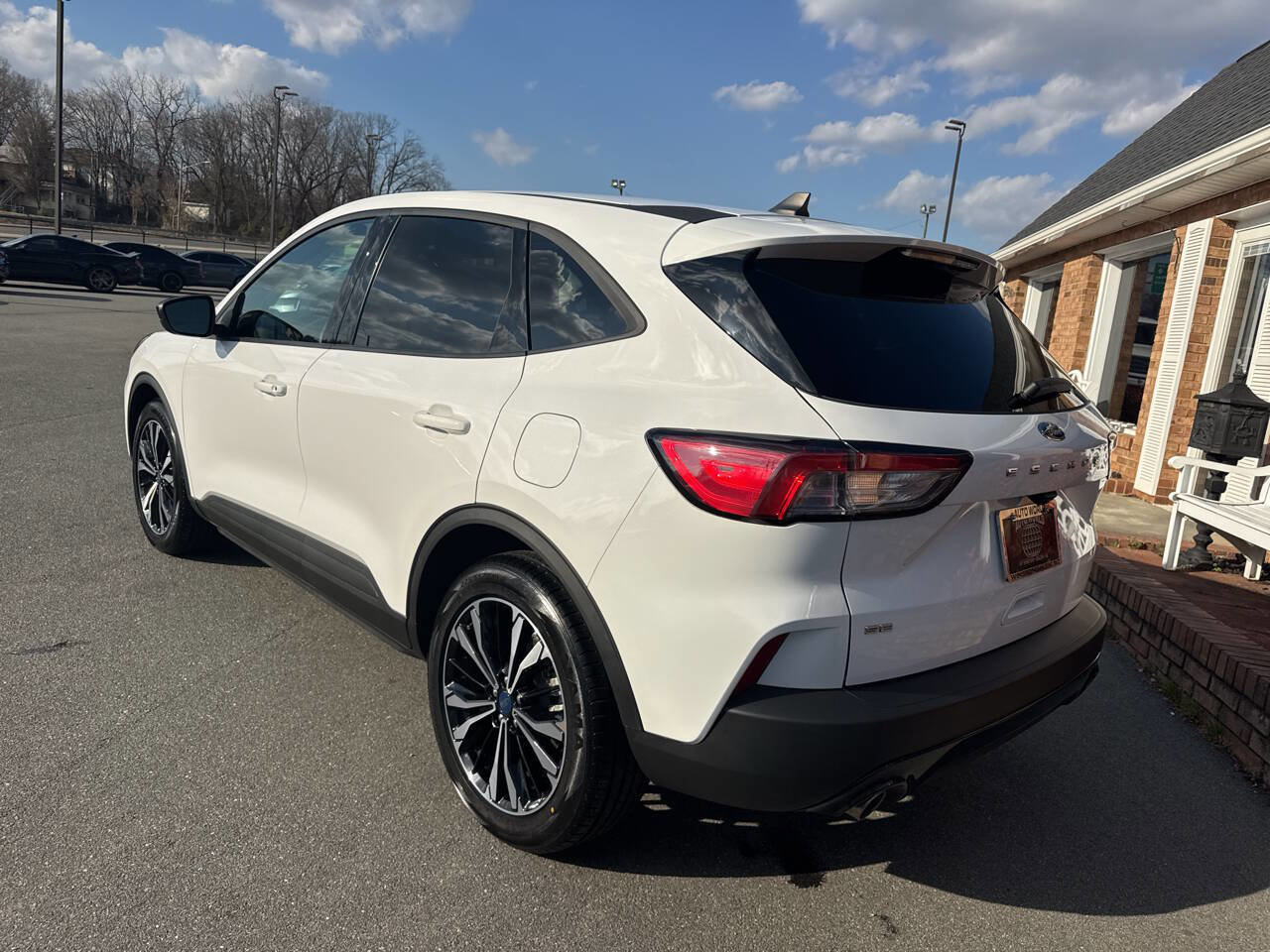 Used 2022 Ford Escape SE w/ SE Sport Appearance Package image 10
