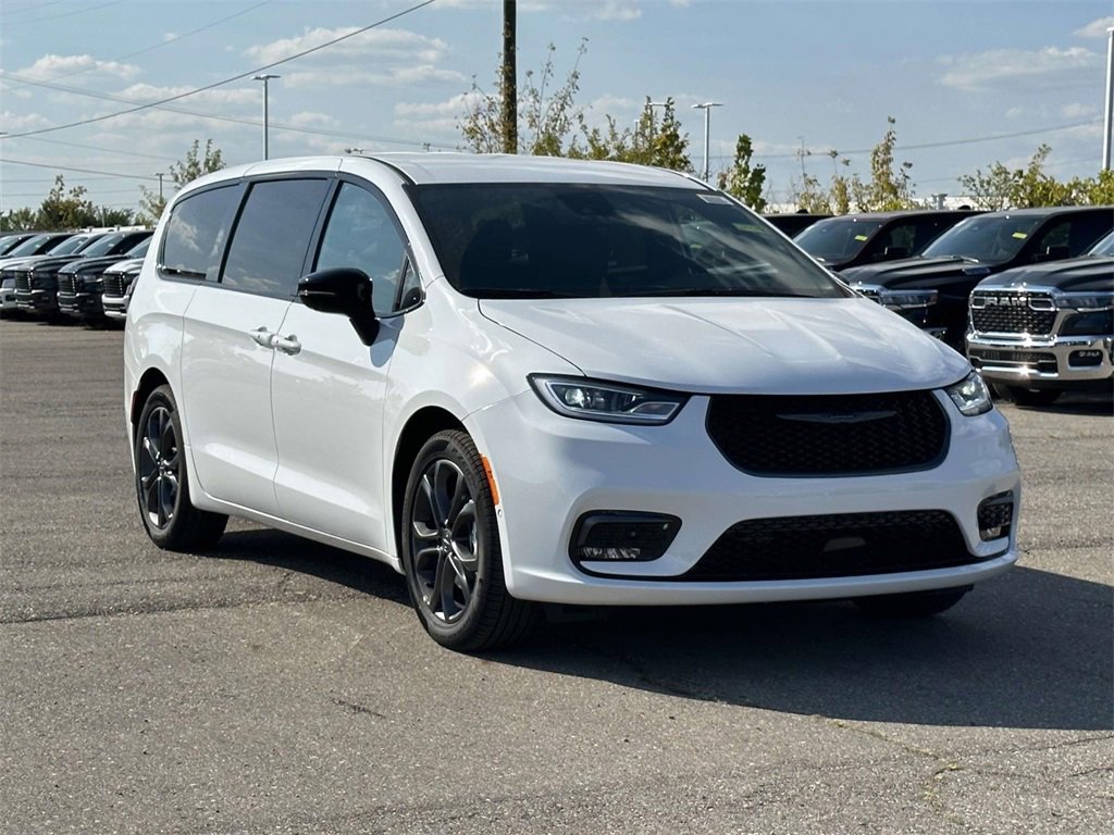 New 2026 Chrysler Pacifica Select