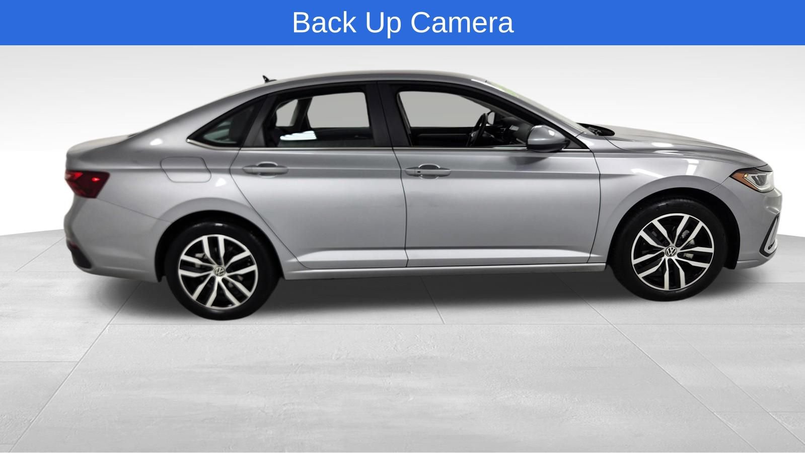 Used 2025 Volkswagen Jetta SE FWD image 2