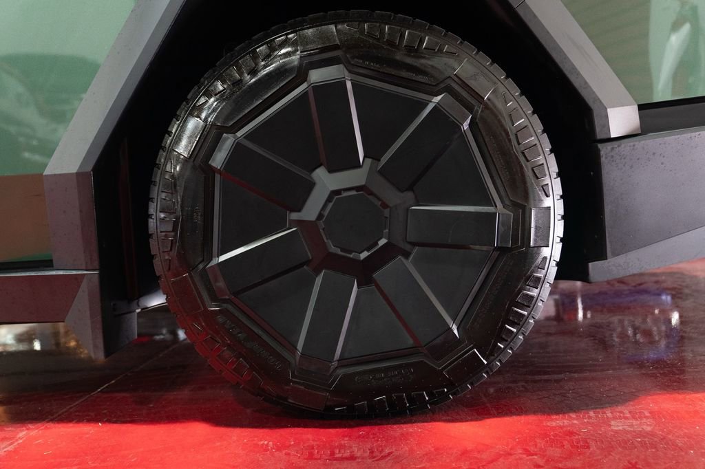 Used 2024 Tesla Cybertruck Cyberbeast image 25